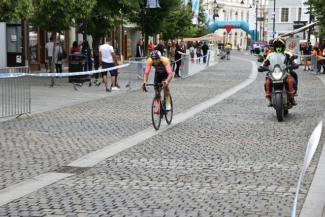 进一步被拉 进一步被拉